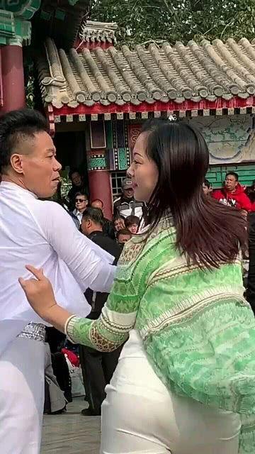 广场舞吃瓜群众,广场舞热潮下的吃瓜群众众生相