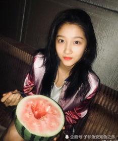 女生发吃瓜照片