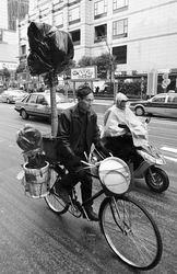 骑手在路上吃瓜,一瓜解千愁